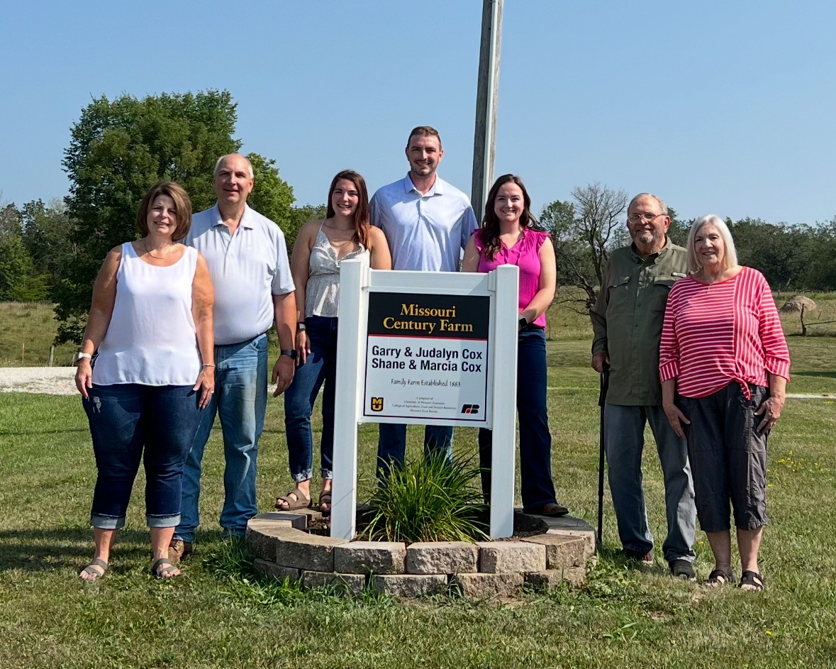 Drew Cox's Family L-R...Marcia mom, Shane dad, sister Lauren, Drew, wife Tori, grandfather Garry, grandmother Judy Drew Cox's Family L-R...Marcia mom, Shane dad, sister Lauren, Drew, wife Tori, grandfather Garry, grandmother Judy